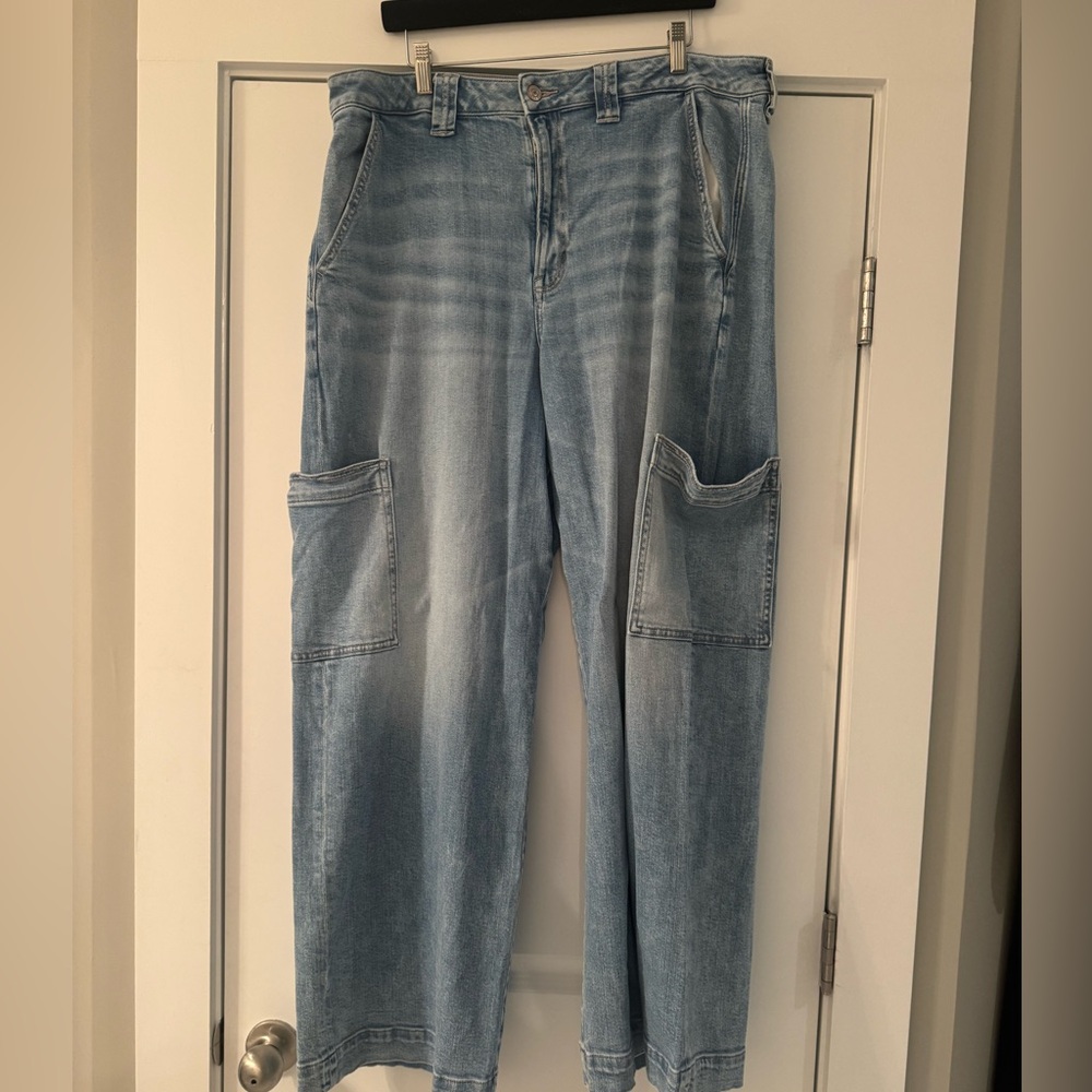 American Eagle Outfitters Light Wash Wide Leg Jeans